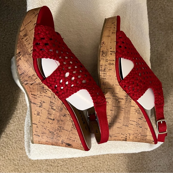 ๐ธ๐ธNIB Mudd Red Platform Sandals ๐ธ๐ธ - Picture 5 of 6